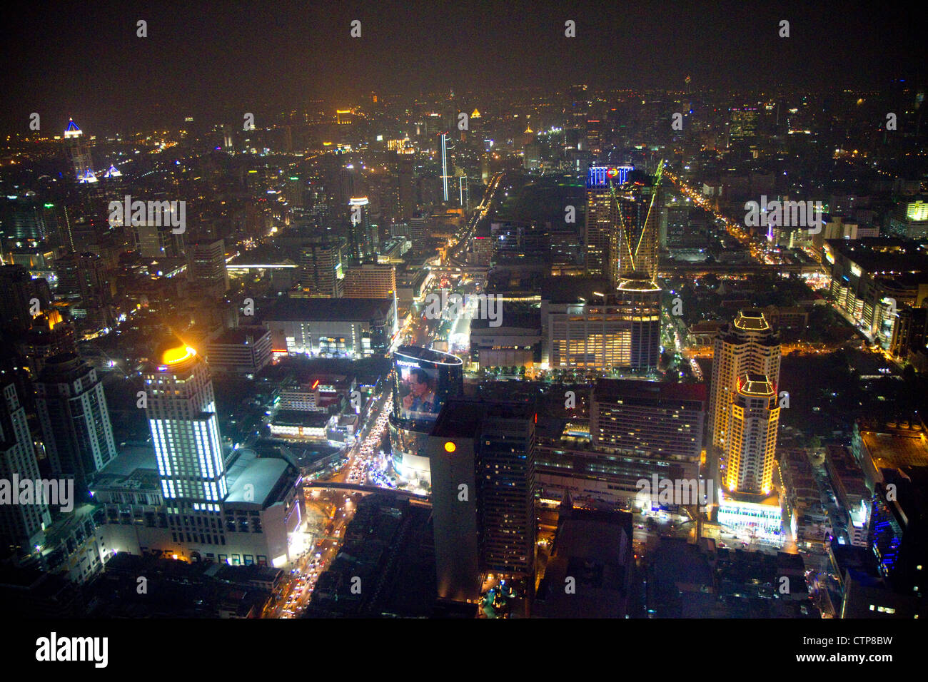 Blick auf das Stadtbild von Bangkok in der Nacht vom Baiyoke Tower II, Thailand. Stockfoto