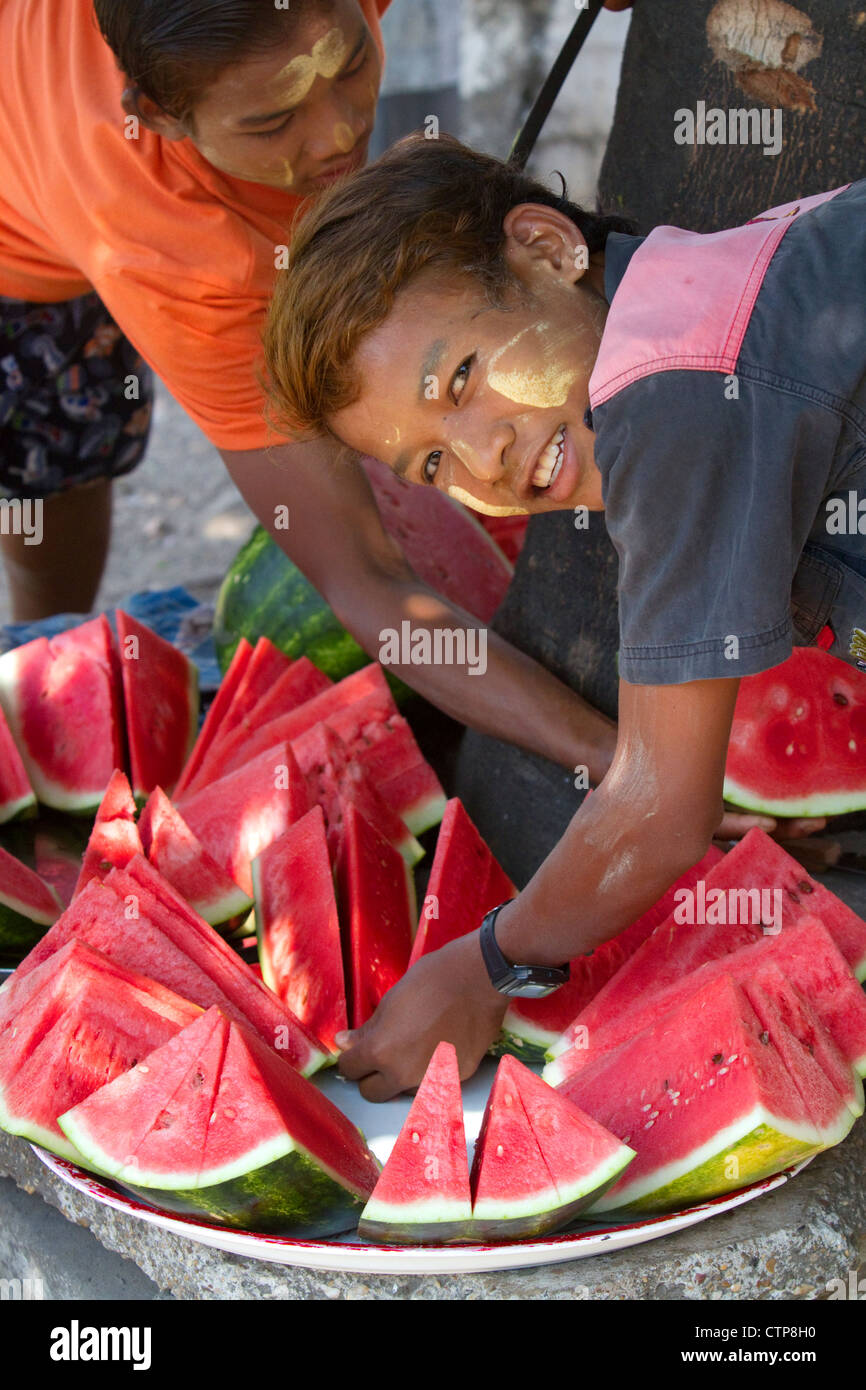 Straßenhändler verkaufen Scheiben Wassermelone in Yangon (Rangoon), Myanmar (Burma). Stockfoto