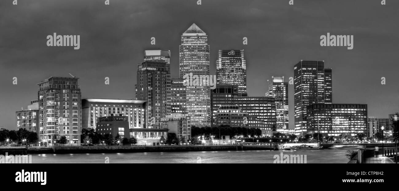 Canary Wharf Financial District in der Nacht, betrachtet über die Themse, London, England Stockfoto