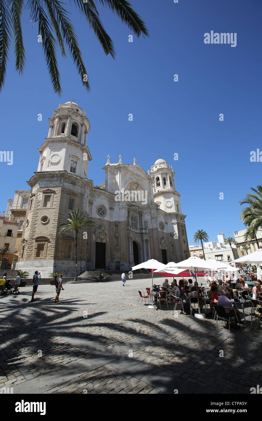 Von Cadiz, Spanien. Malerische Sommer Blick auf die Mitte des 19. Jahrhunderts neoklassischen Cadiz Kathedrale und dem Plaza De La Catedral. Stockfoto