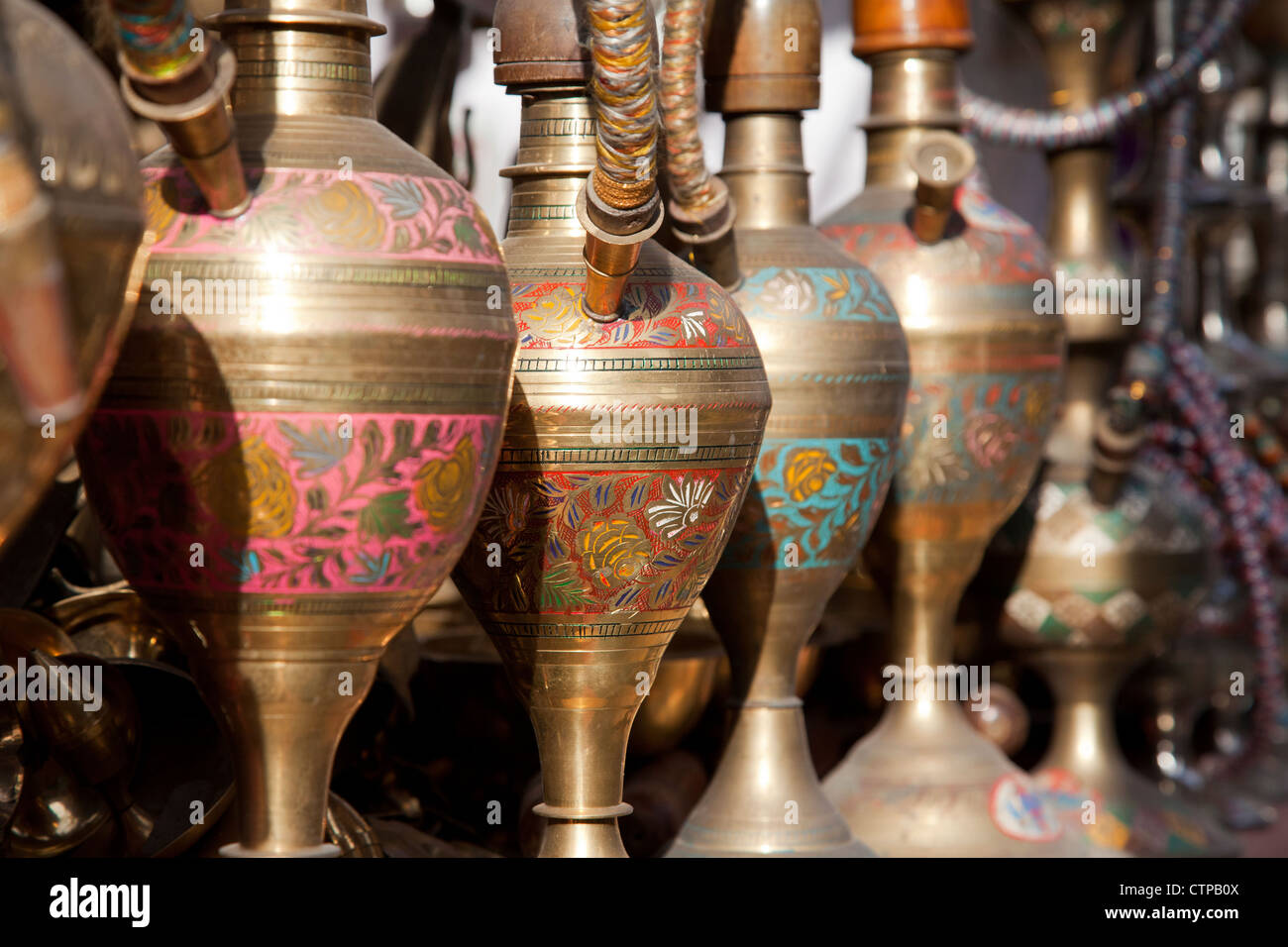 Nahaufnahme von indischen Wasserpfeifen / Shisha am Markt stall in Jodhpur, Rajasthan, Indien Stockfoto