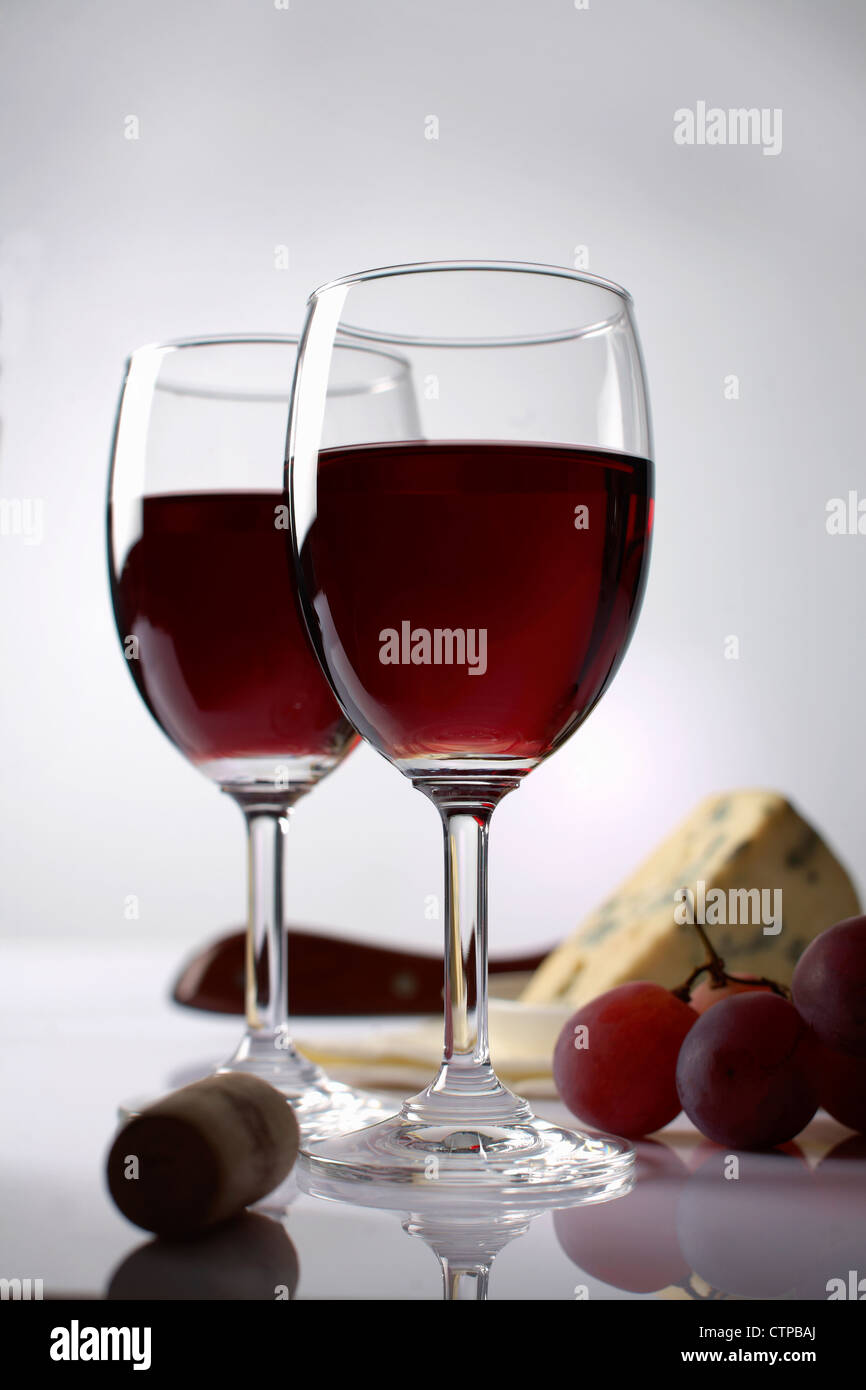 Rotwein, Trauben und Käse im Hintergrund Stockfoto