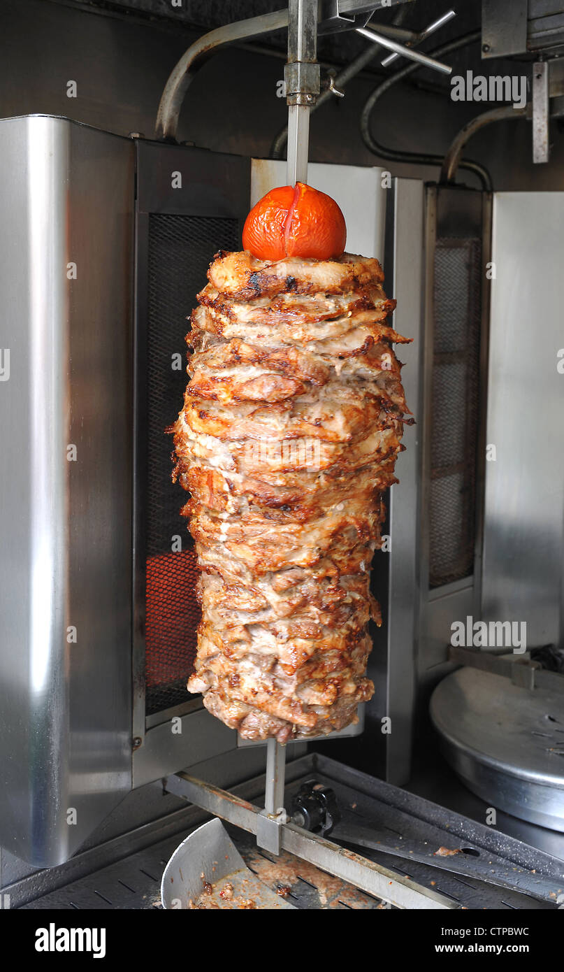 Schweinefleisch-Kebab oder griechische Gyros am Spieß zubereitet. Stockfoto