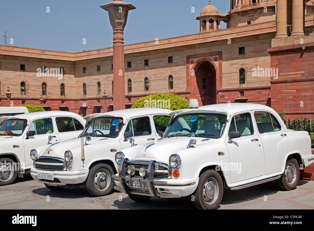 Traditionelle alte altmodische weiße indischen Autos in Rashtrapati Bhavan, offizielle Residenz des Präsidenten von Indien in New Delhi Stockfoto