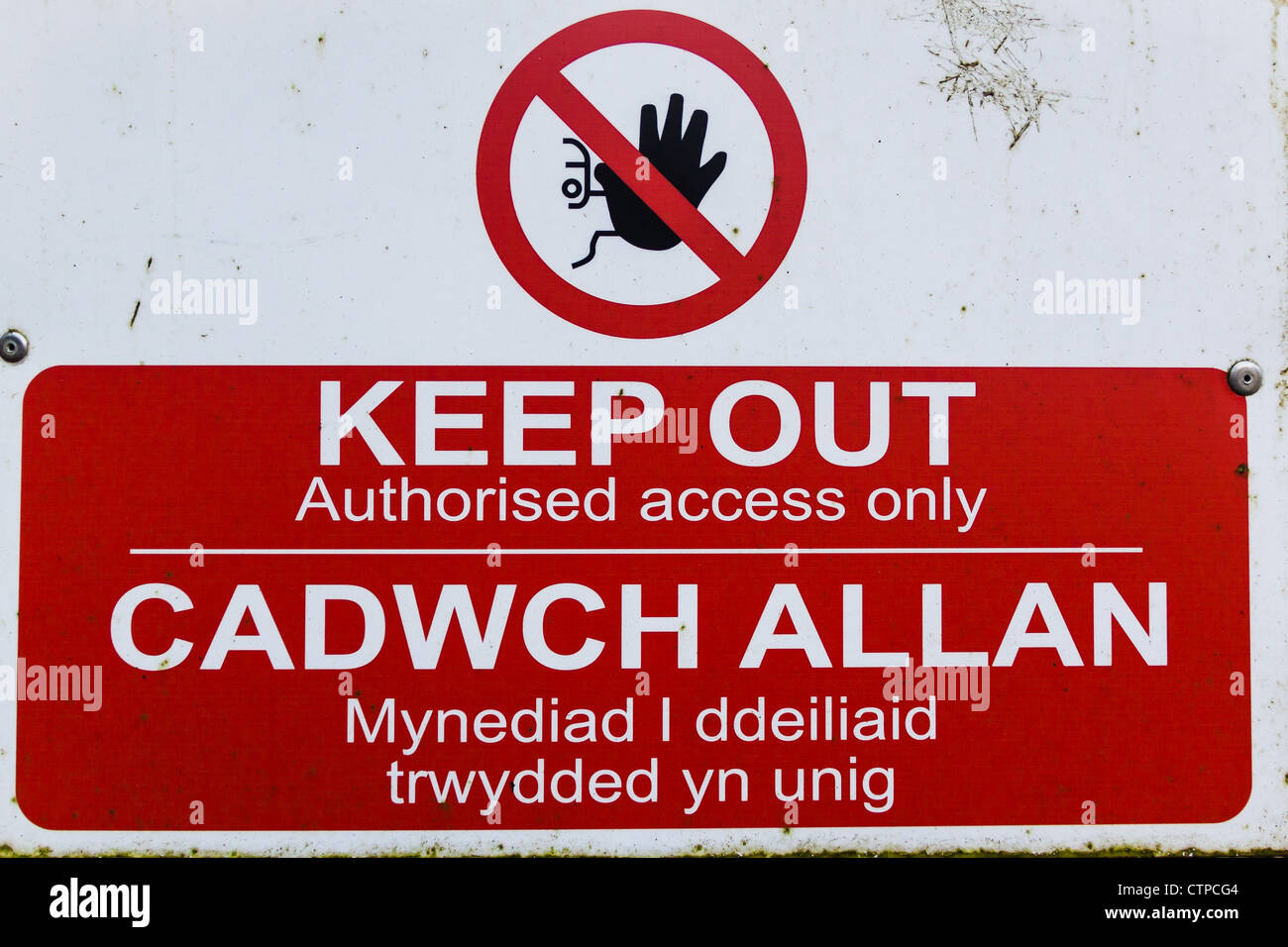 "Fernhalten" Zugang nur zugelassen. Ein zweisprachiges Schild Warnung Menschen, geschrieben in den Sprachen Englisch und Walisisch fernzuhalten. Stockfoto