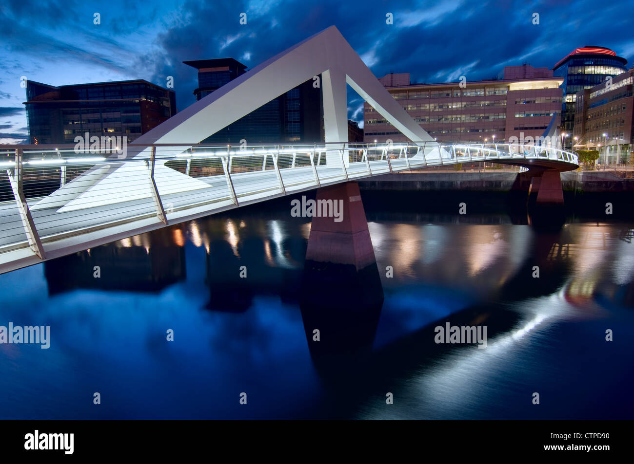 Glasgow-Broomielaw-Tradeston-Brücke ("Squiggly Brücke") in der Nacht Stockfoto