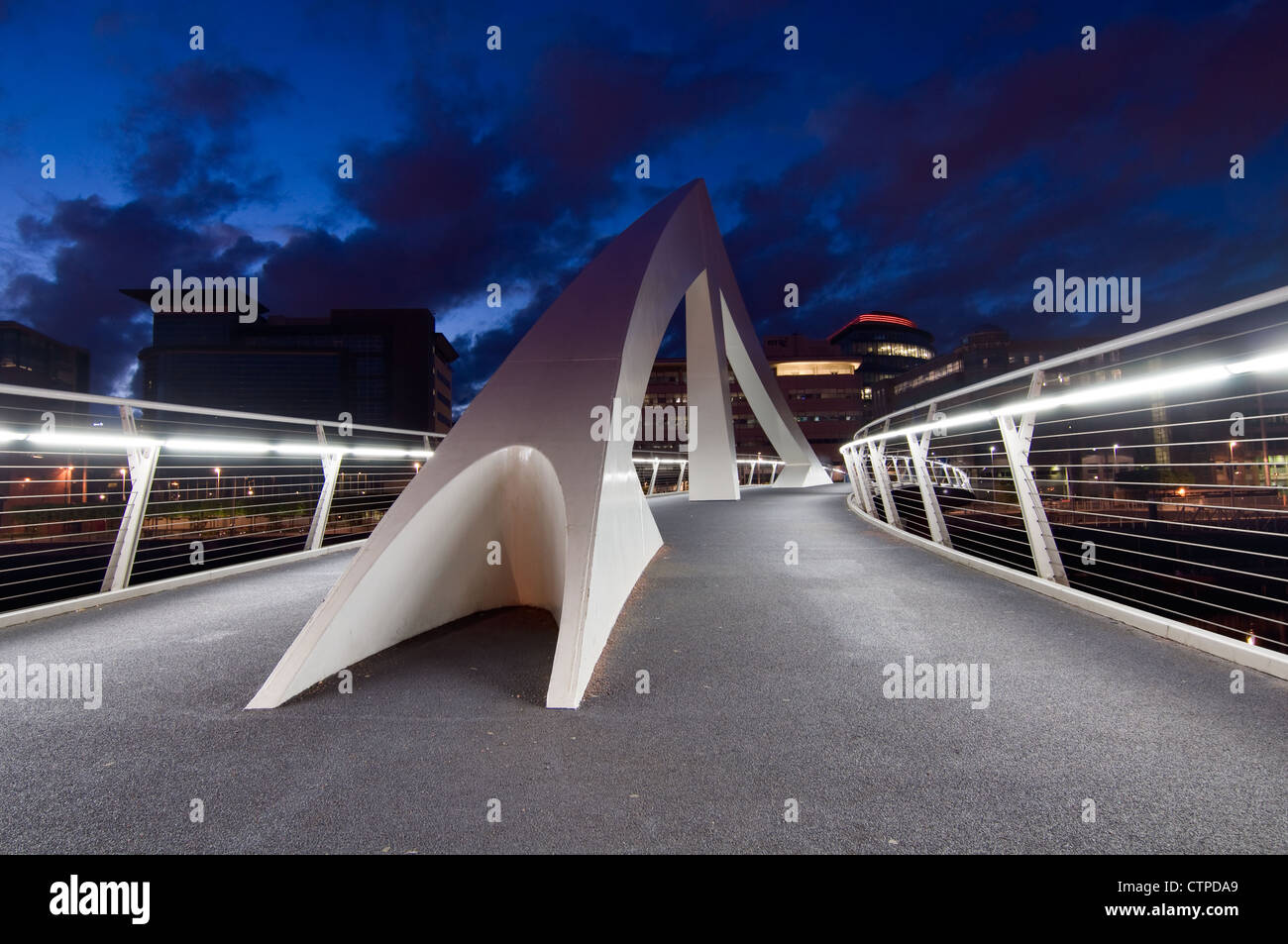 Glasgow-Broomielaw-Tradeston-Brücke ("Squiggly Brücke") in der Nacht Stockfoto
