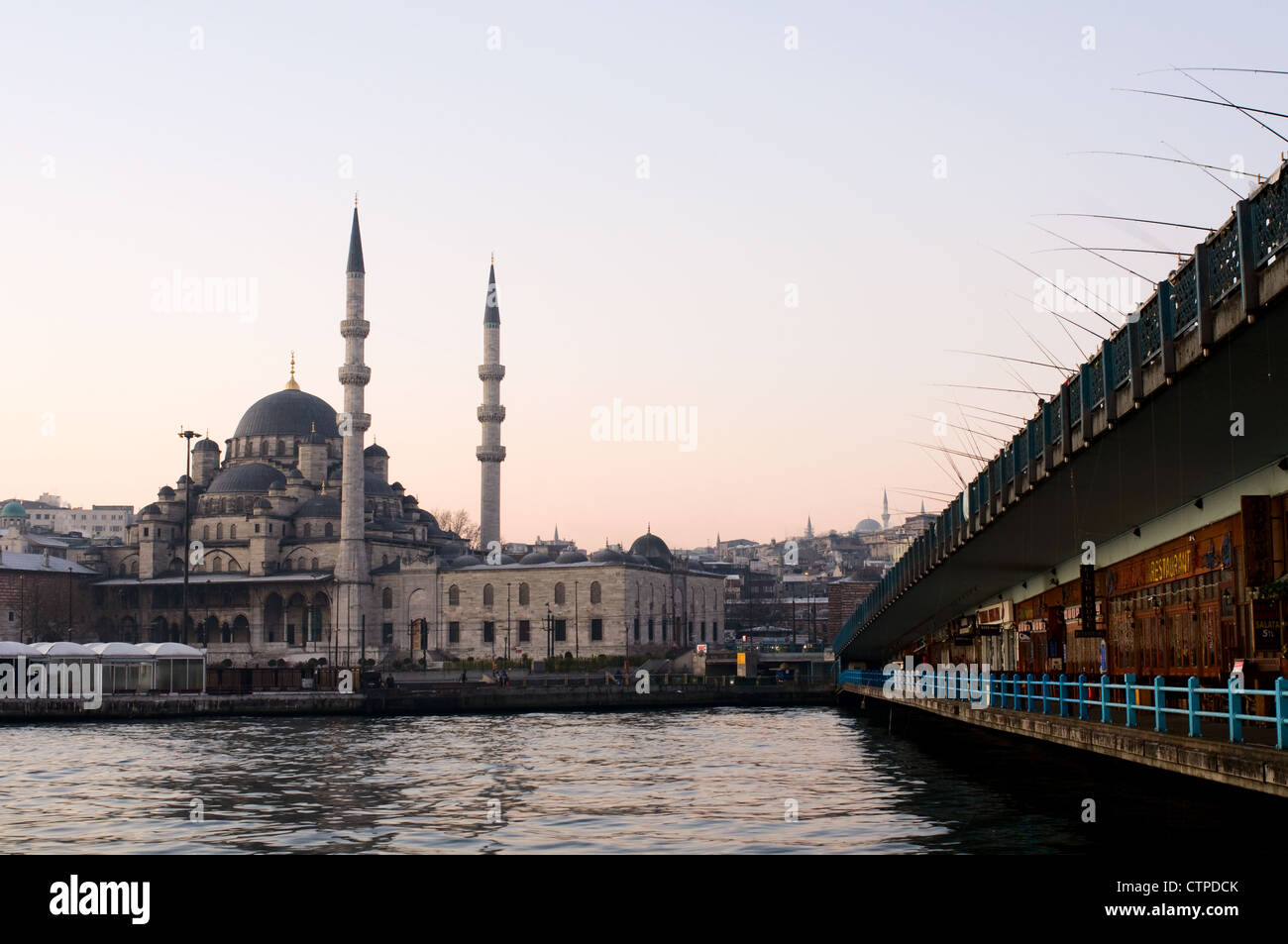 Fischer bei der Galata-Brücke und der neuen Moschee in der Morgen-Dämmerung, Istanbul, Türkei Stockfoto