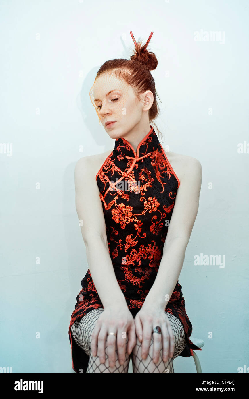 schöne junge Frau in einem japanischen Kleid auf weißem Hintergrund Stockfoto