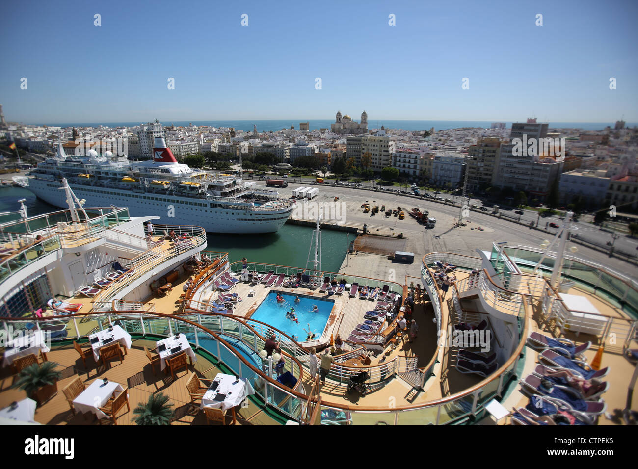 Von Cadiz, Spanien. Malerische Aussicht auf Kreuzfahrtschiffen festgemacht an Cadiz mit der Stadt im Hintergrund. Stockfoto
