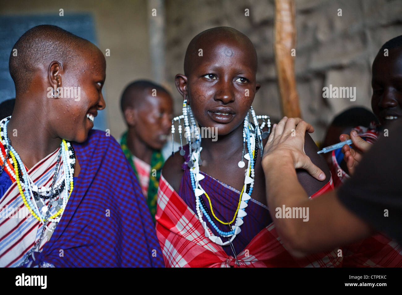 Massai Frauen Immunisierung in einer ländlichen Klinik in abgelegenen nördlichen Tansania, Afrika. Stockfoto