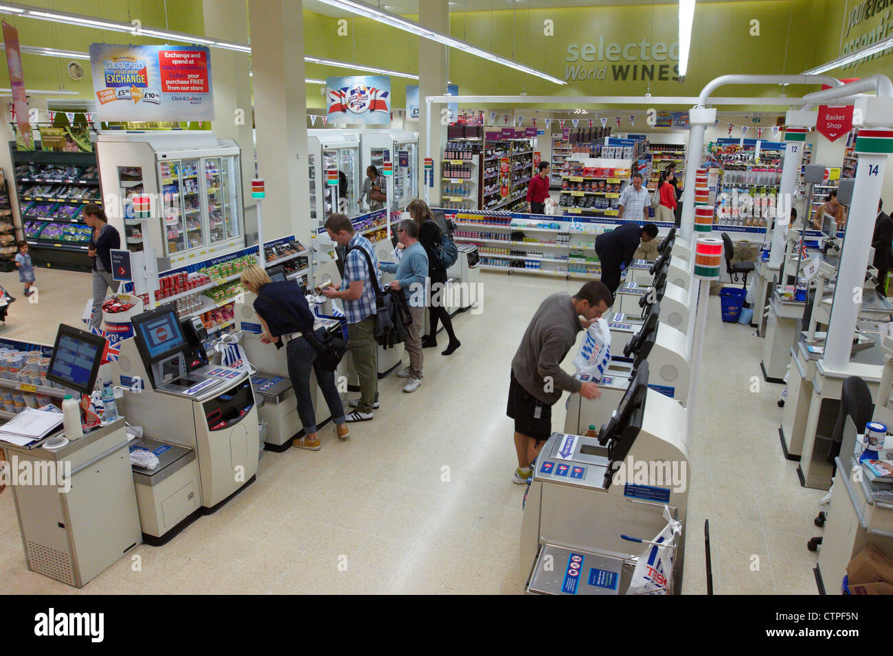 Gesamtansicht einer Tesco Metro-Filiale in der Tooley Street, London Stockfoto