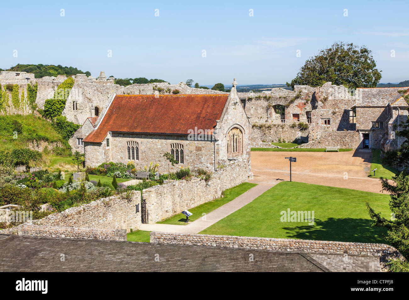 Carisbrooke Castle, Isle Of Wight, Hampshire, England, Vereinigtes Königreich, mit Kirche St. Nikolaus in Castro und Prinzessin Beatrice Garten Stockfoto