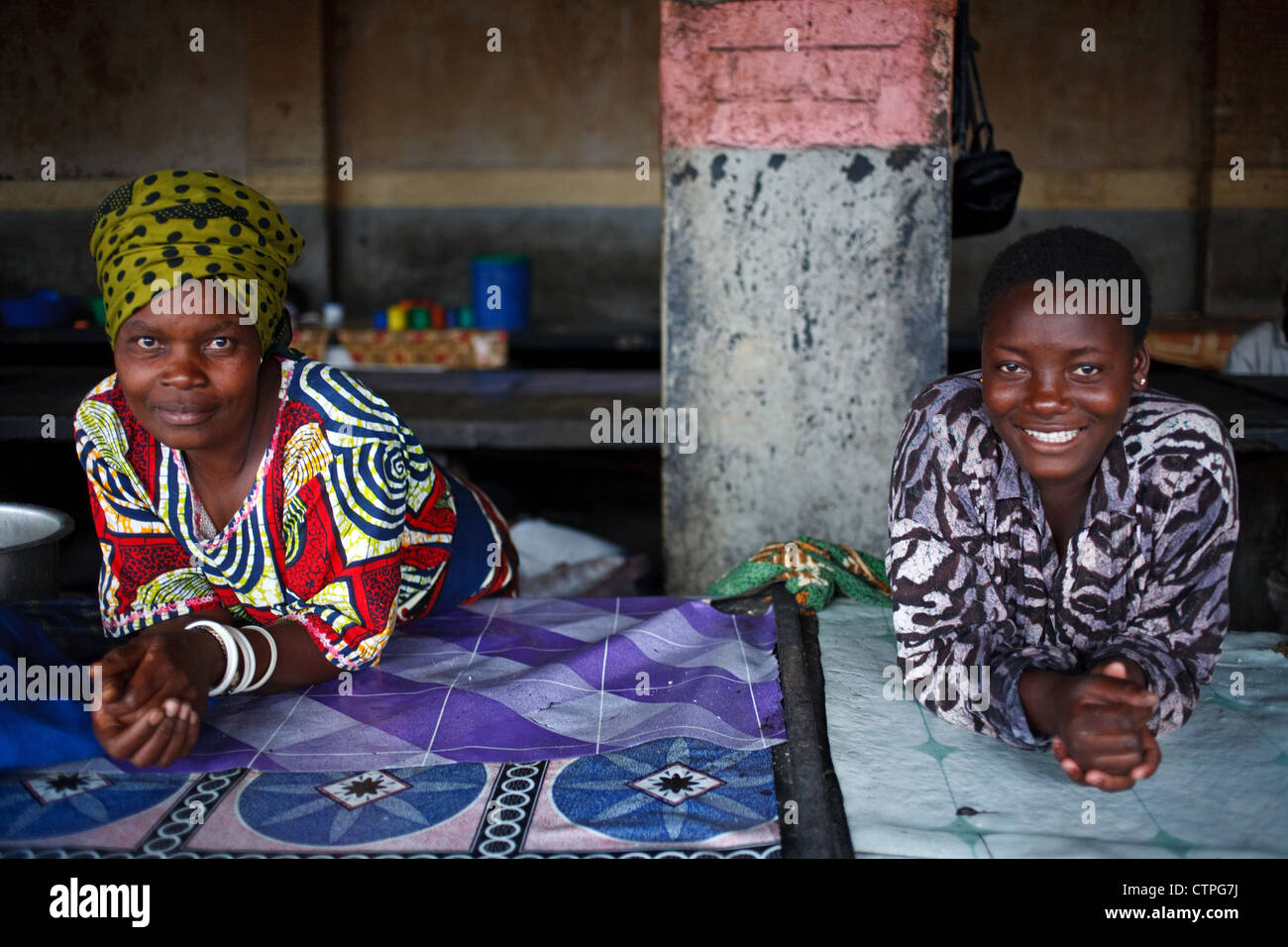 Täglichen Lebens Szene in Iringa, Tansania, Afrika. Zwei Frauen auf dem lokalen Markt. Stockfoto