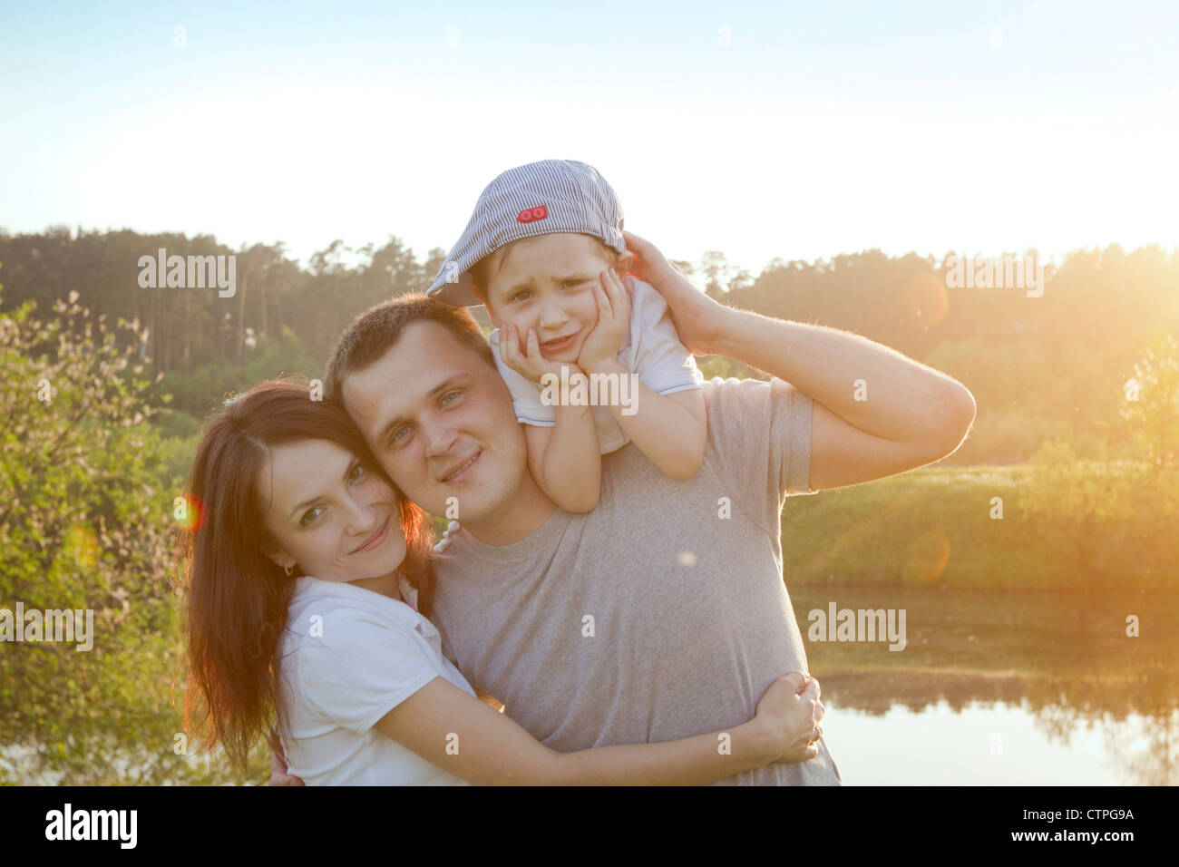 Porträt von happy Family im Park, Mutter, Vater und Sohn Stockfoto