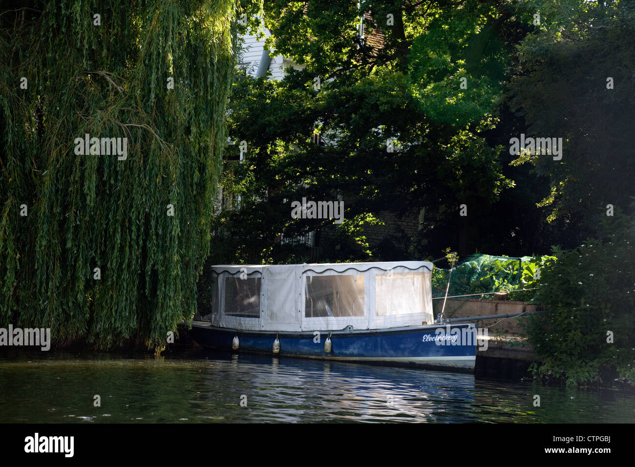 Ein elektrisches Boot vor Anker auf der Themse bei Wallingford, Oxfordshire UK Stockfoto