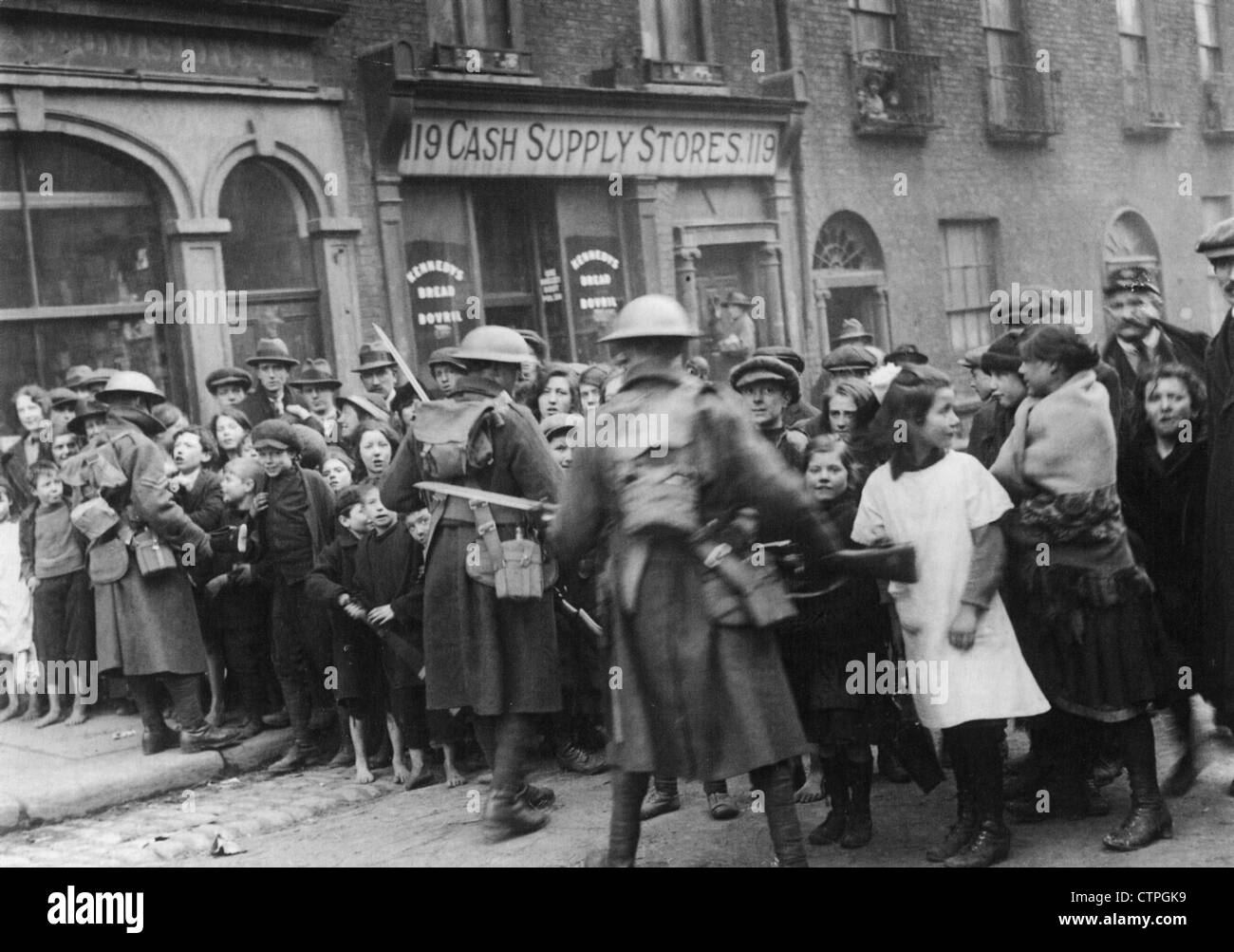Britische Soldaten DUBLIN abschotten Teil der irischen Stadt, Suche nach versteckten Waffen am 21. Januar 1921 Stockfoto