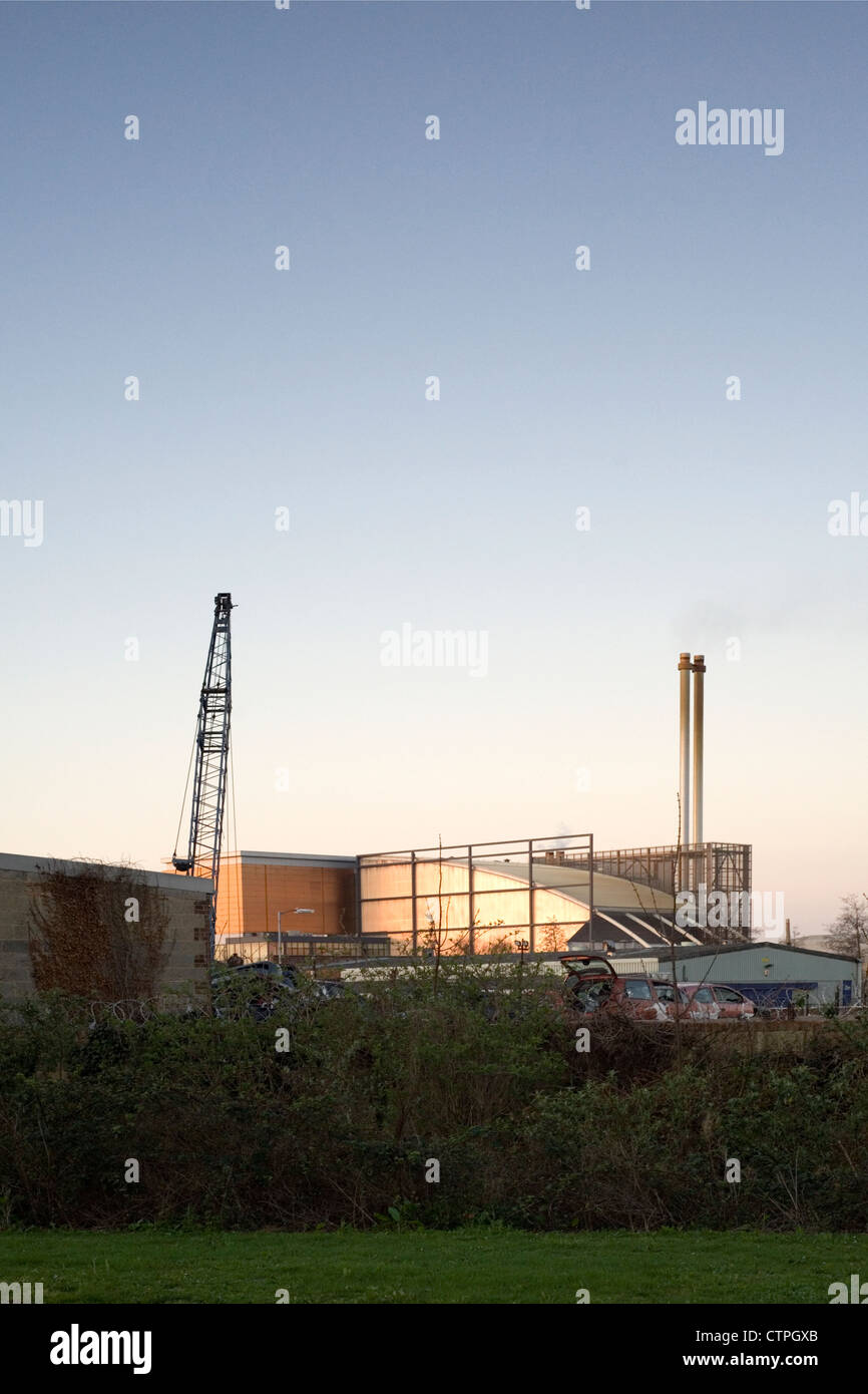 im frühen Morgenlicht komplexe industrielle Verbrennung Stockfoto