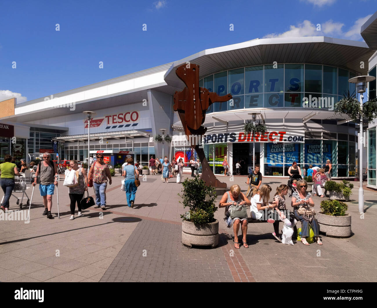 Geschäfte und Käufer in die Binsen Einkaufszentrum Loughborough, Leicestershire, England, UK Stockfoto