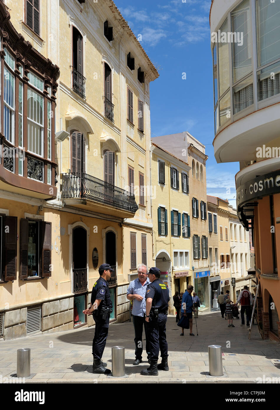 lokalen resident im Gespräch mit 2 Policia lokal in Mahón-Menorca-Balearen-Spanien Stockfoto