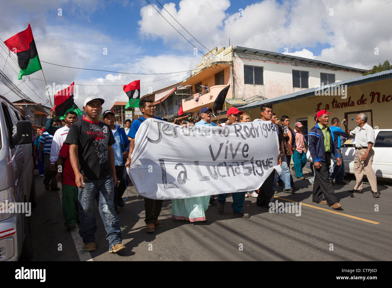 Indigene Menschen marschieren in Protest zu Umwelt- und Landstreitigkeiten in Boquete, Provinz Chiriqui, Panama. Stockfoto