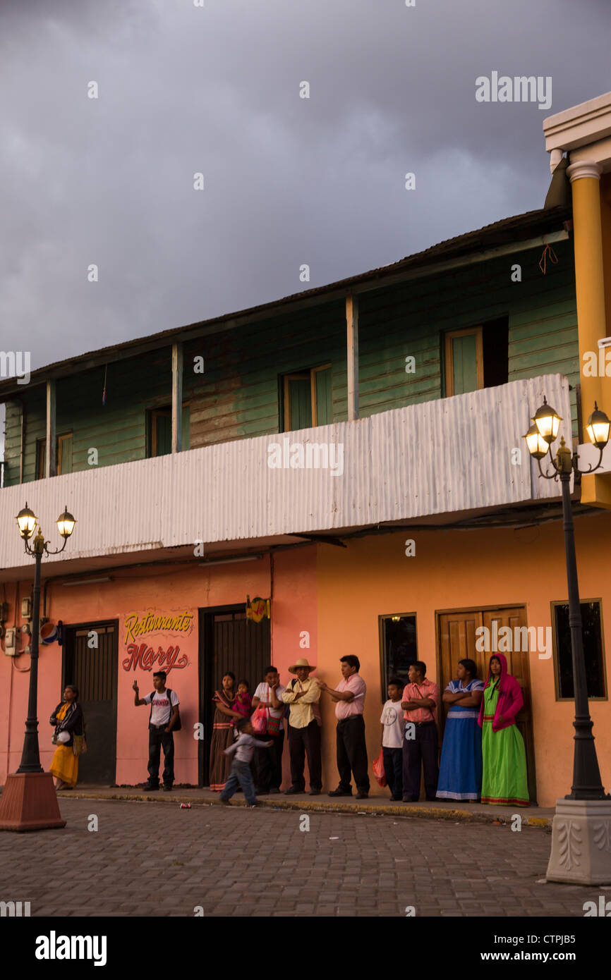 Sonnenuntergang auf dem Stadtplatz in Boquete, Provinz Chiriqui, Panama. Stockfoto