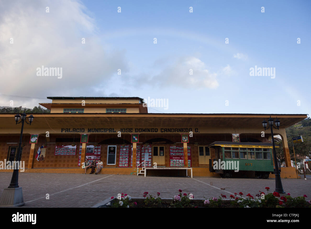 Regenbogen über dem Palacio Municipal in Boquete, Provinz Chiriqui, Panama. Stockfoto