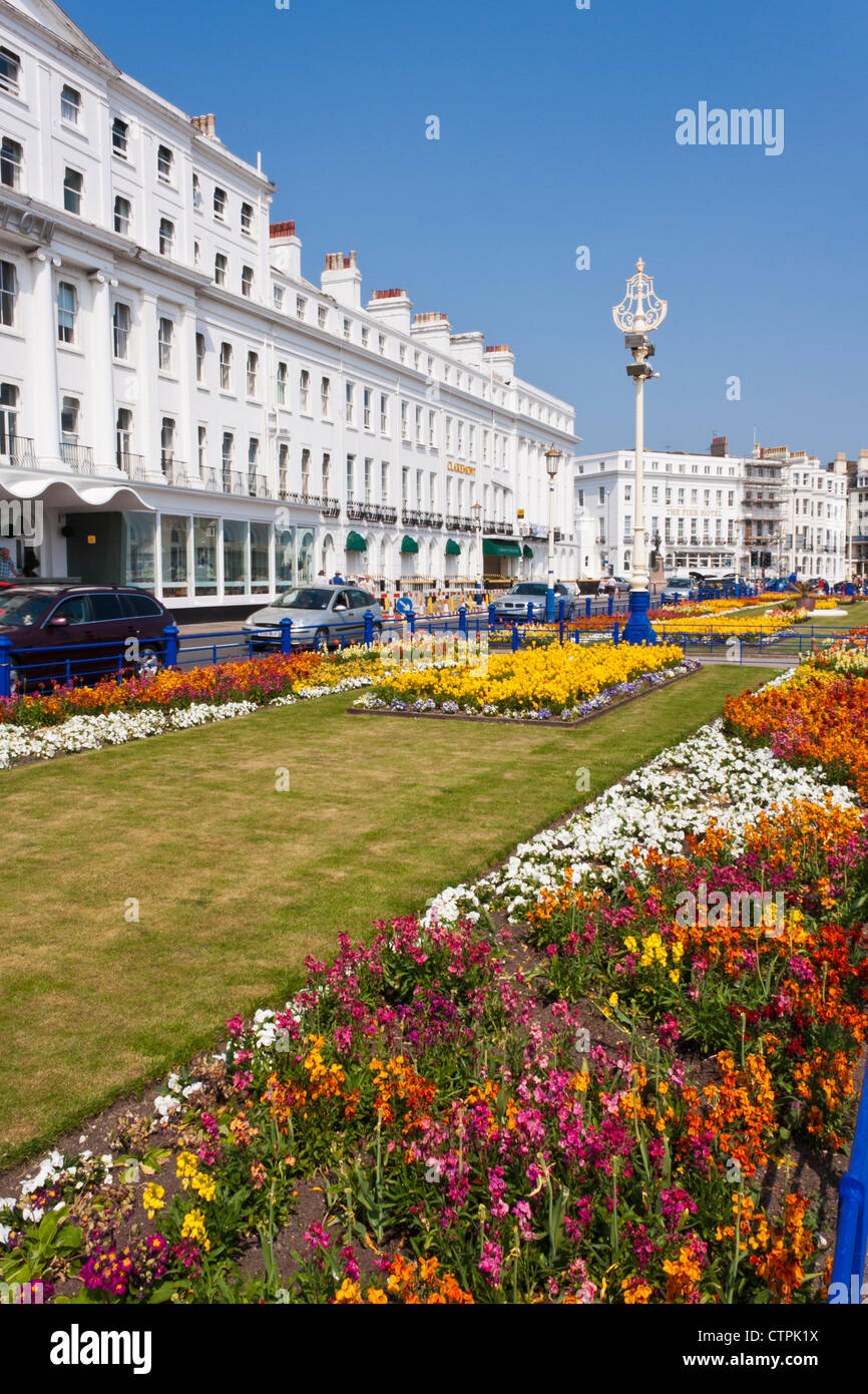 Blütenpracht auf der Promenade in Eastbourne, Sussex, ein Urlaubsziel der englischen Küste. England, GB, UK. Stockfoto