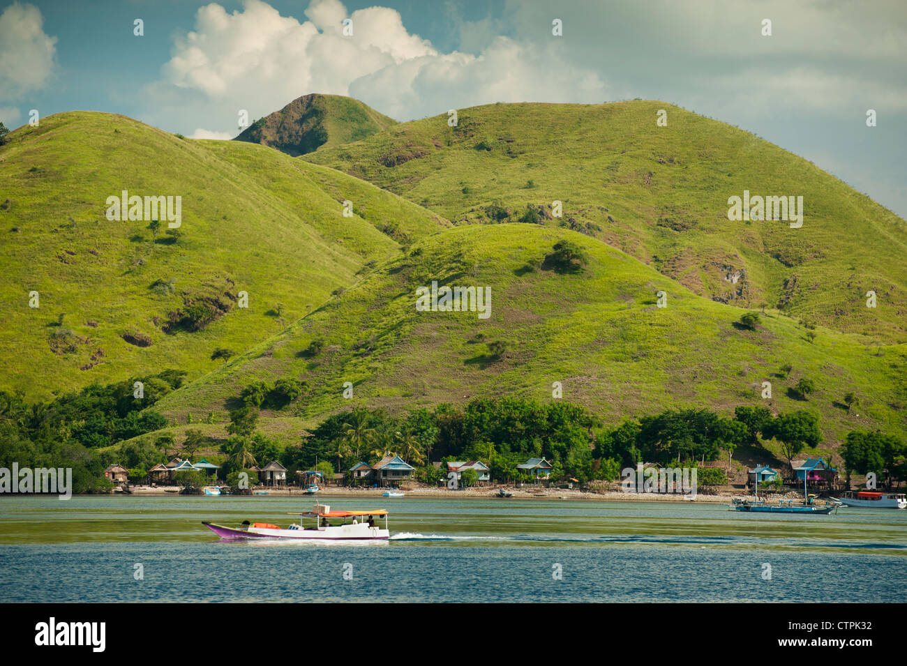 Ein Blick auf Rinca Island, einer der wenigen, die beherbergt den berühmten Komodo Drachen und befindet sich in East Nusa Tenggara, Indonesien. Stockfoto
