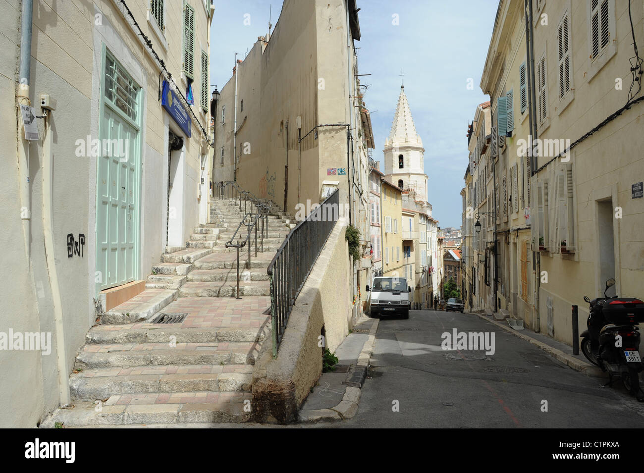 Blick auf die Straße in "Le Panier", einem der ältesten Viertel in Marseille, Frankreich Stockfoto