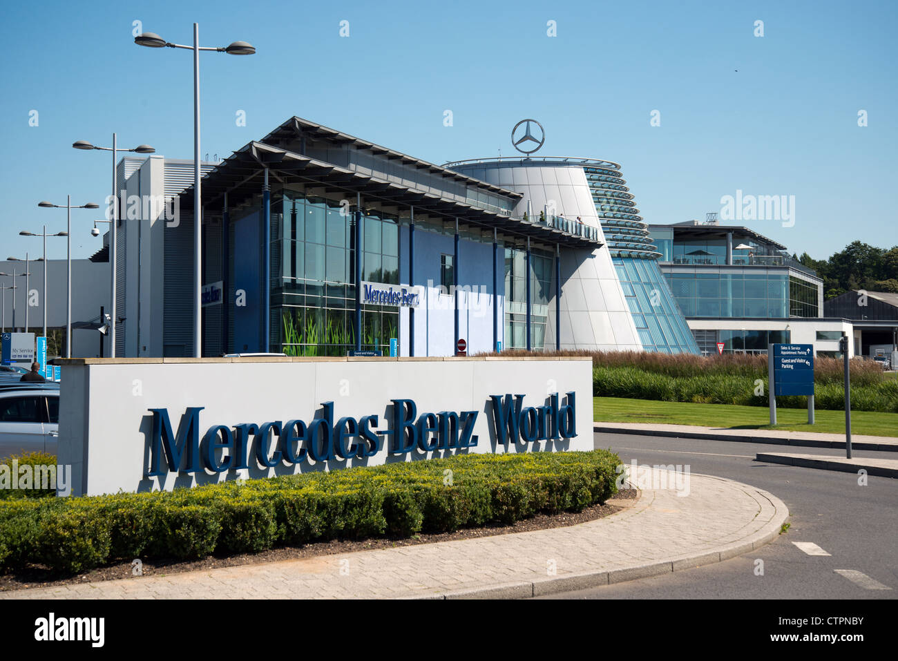 Mercedes-Benz Welt, Brooklands, Weybridge, Surrey, England, Vereinigtes Königreich Stockfoto