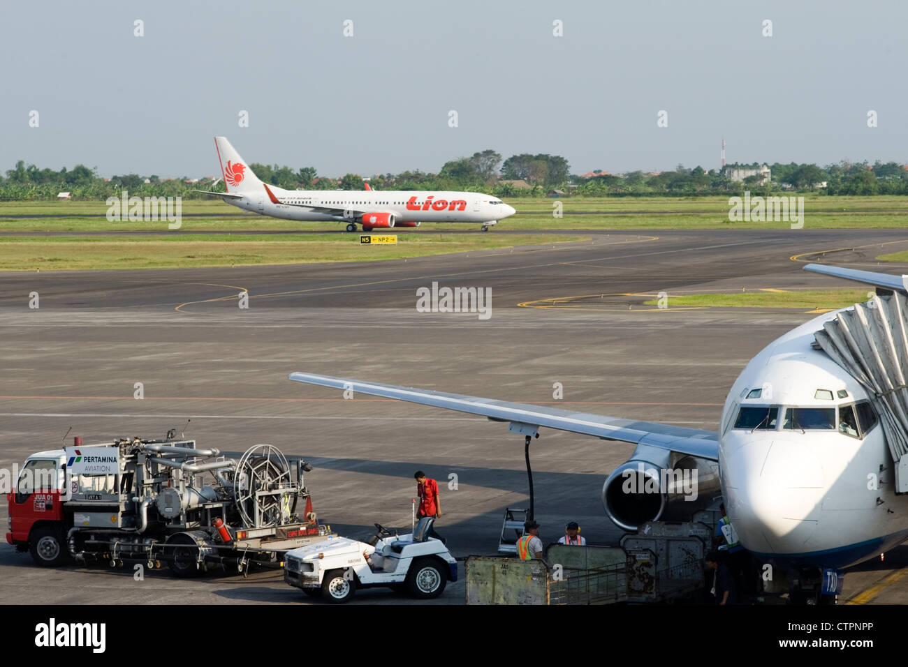 ein Löwe air Boeing 737 Taxis auf der Start-und Landebahn nach der Ankunft am Flughafen Java Indonesien surabaya Stockfoto