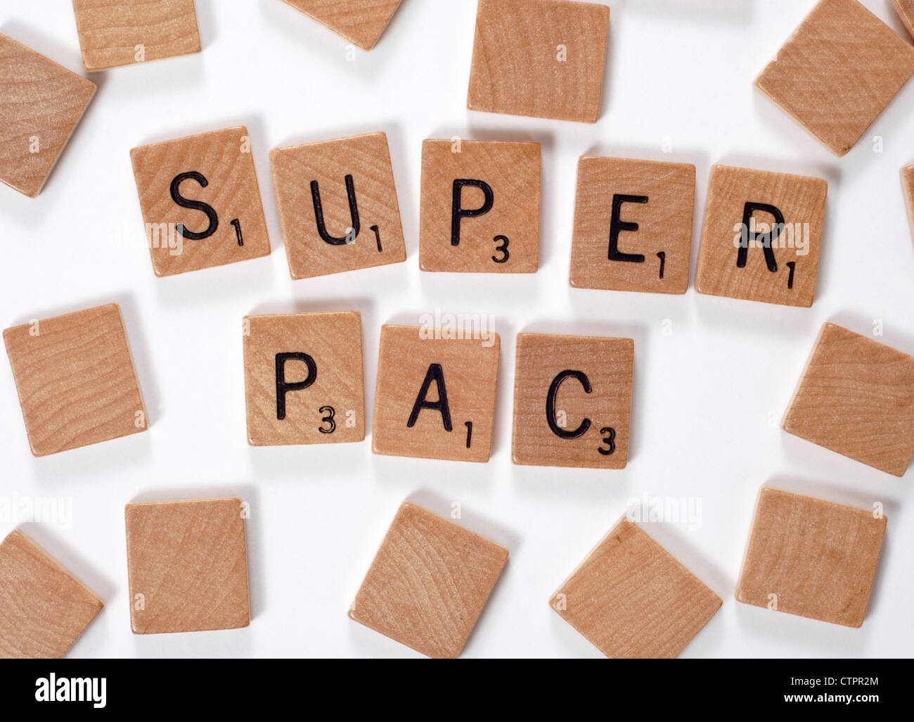Neues Wort aus einem Wörterbuch: Superpac, ausgeschrieben mit Holzfliesen Stockfoto