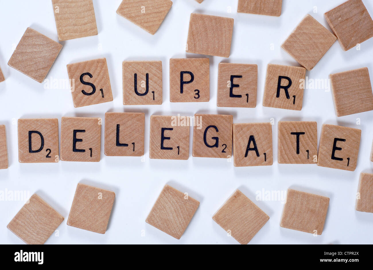 Neues Wort aus einem Wörterbuch: Superdelegate, ausgeschrieben mit Holzfliesen Stockfoto