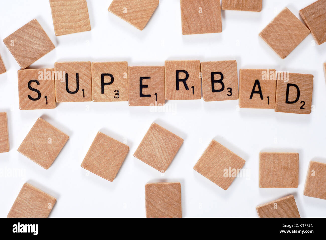 Neues Wort aus einem Wörterbuch: superbad, buchstabiert heraus mit Holzfliesen Stockfoto