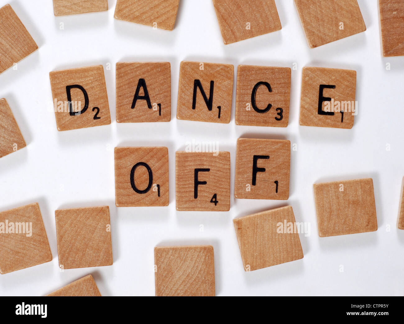 Neues Wort aus einem Wörterbuch: Dance Off, ausgeschrieben mit Holzfliesen Stockfoto