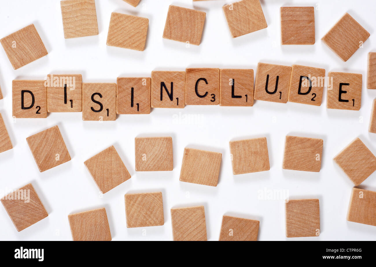 Ein neues Wörterbuch Wort: Disinclude, ausgeschrieben mit Holzfliesen Stockfoto