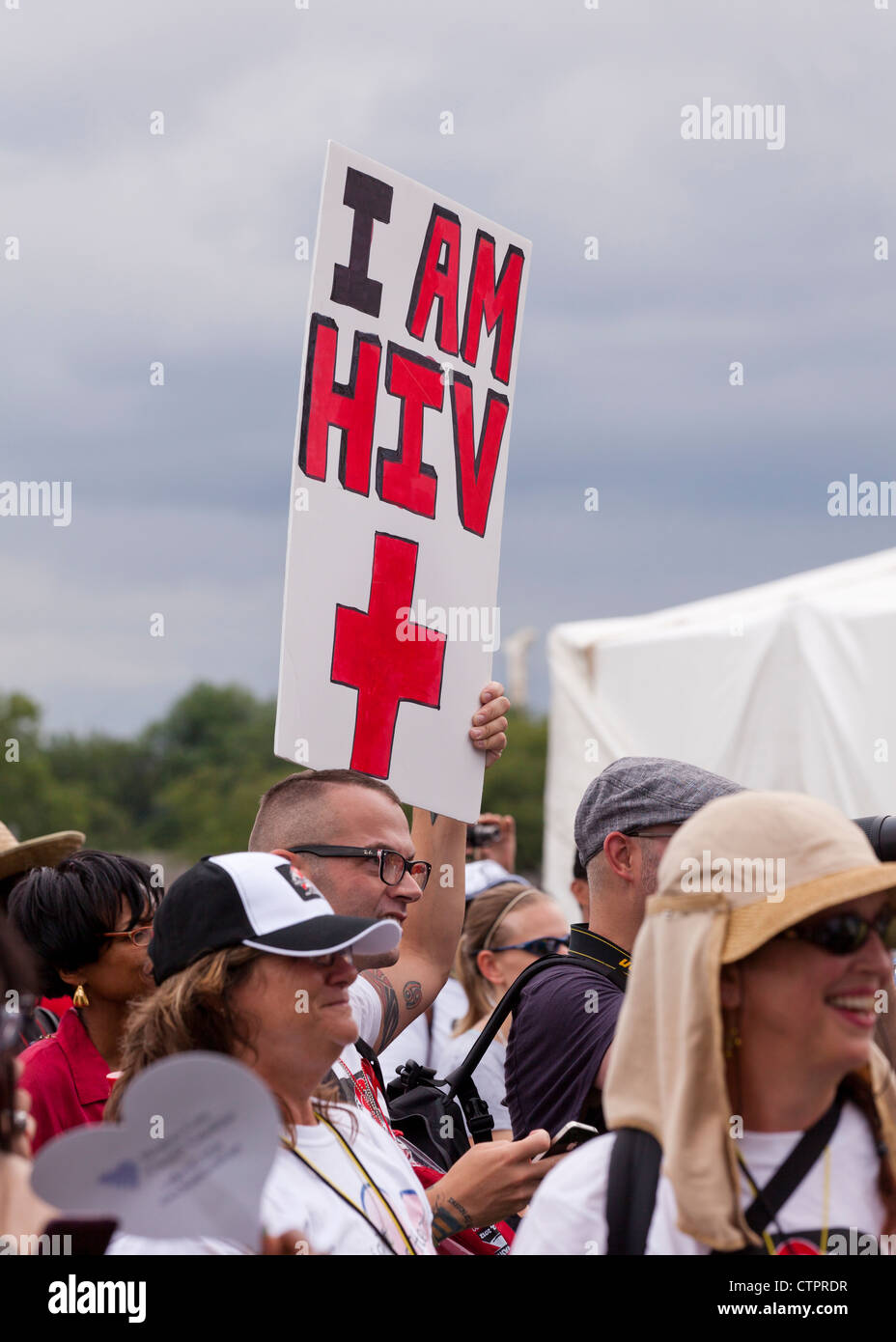 Ein Mann hält eine "Ich bin HIV +' Zeichen in einer Menschenmenge - 22. Juli 2012, Washington, DC USA Stockfoto