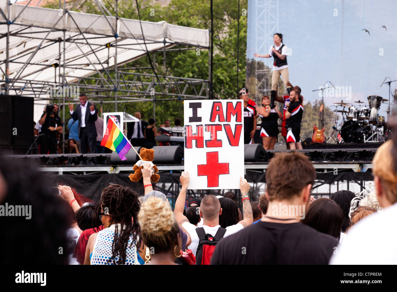Ein Mann hält eine "Ich bin HIV +" melden Sie sich an ein Publikum während AIDS Bewusstsein Rallye - 22. Juli 2012, Washington, DC USA Stockfoto