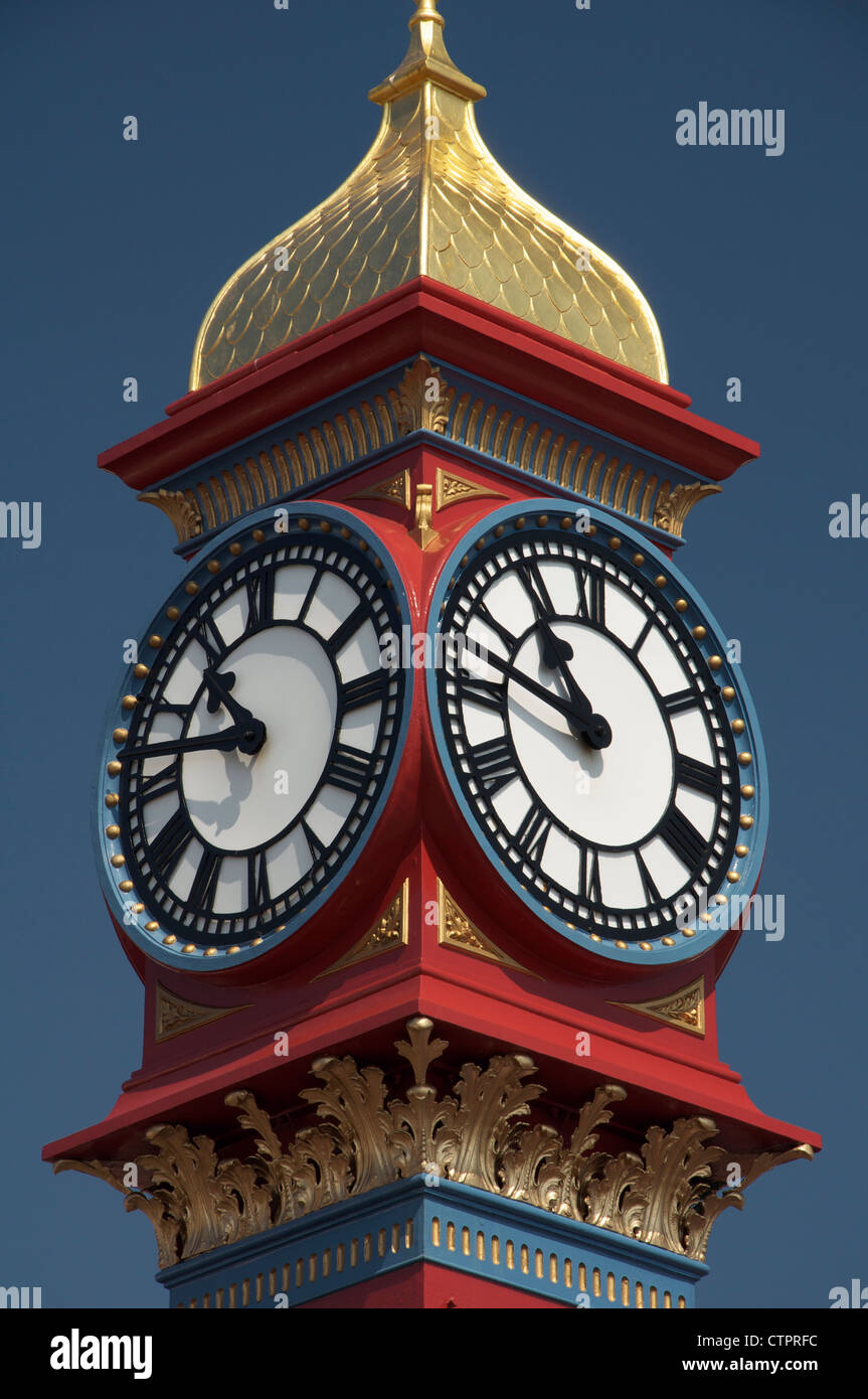 Der frisch gestrichene viktorianischen Jubilee Clock Tower auf Weymouth Strandpromenade wurde im Jahre 1887 anlässlich 50 Jahre der Herrschaft von Königin Victoria errichtet. Dorset, UK. Stockfoto