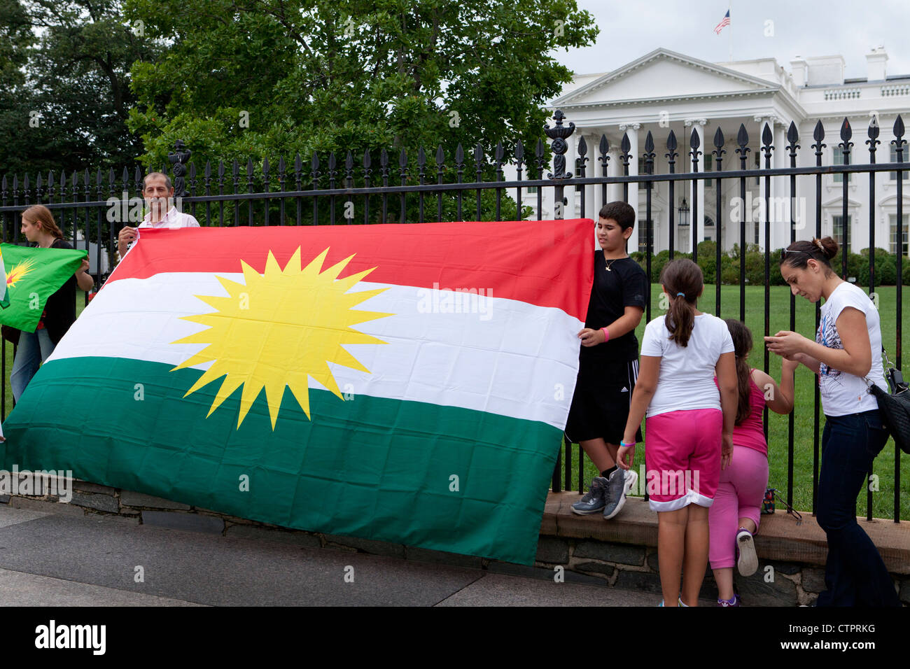 Amerikanische Kurden halten eine kurdische Fahne vor dem weißen Haus - Washington, DC USA Stockfoto