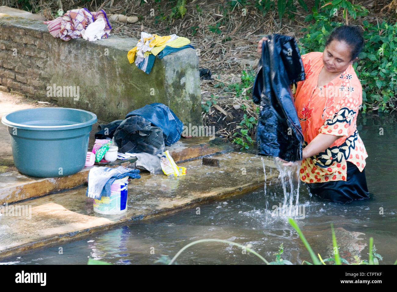 lokalen Dorf Frau Wäsche im Fluss Java Indonesien Stockfoto