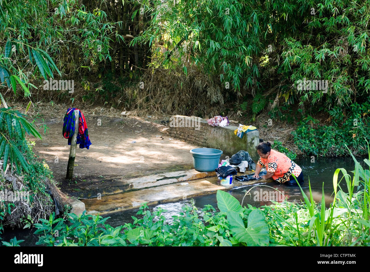 lokalen Dorf Frau Wäsche im Fluss Java Indonesien Stockfoto