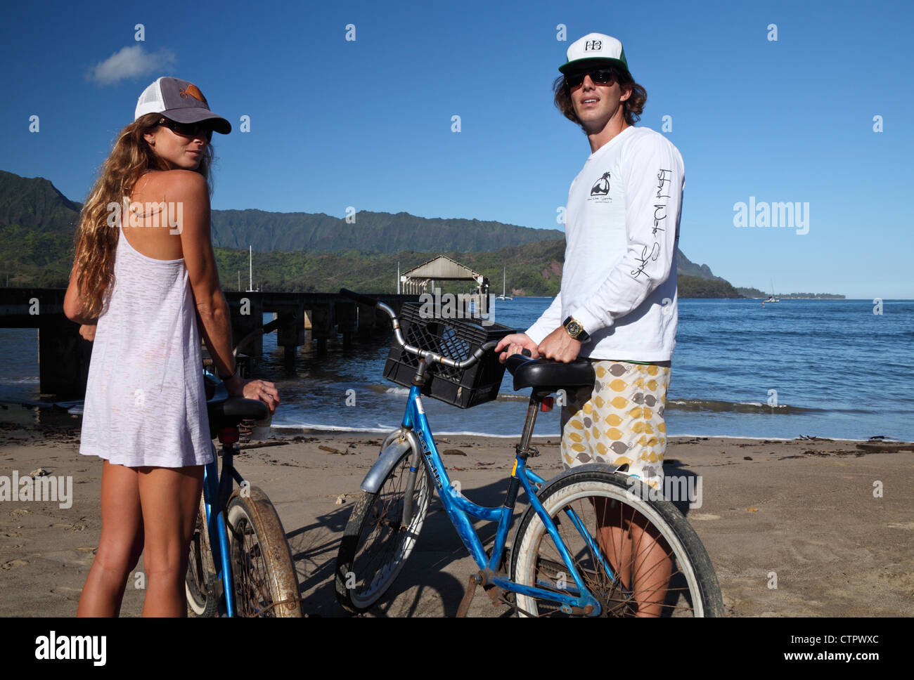 Touristen mit Fahrrädern in Hanalei Beach auf Kauai Stockfoto