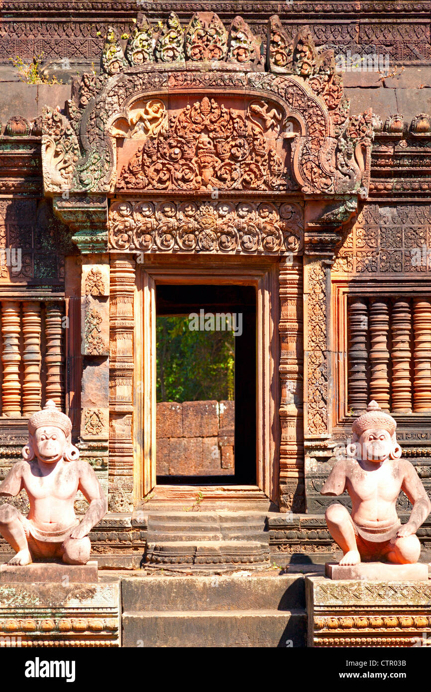 Schnitzereien am Banteay Srey Tempel Stockfoto