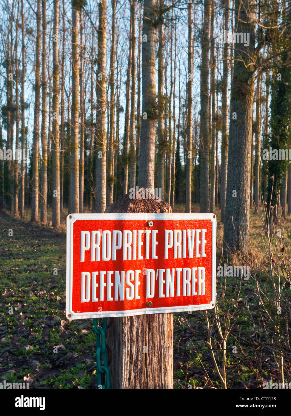 Französische Emaille-Schild "Propriete Privee / Défence d'Entrer"-Frankreich. Stockfoto