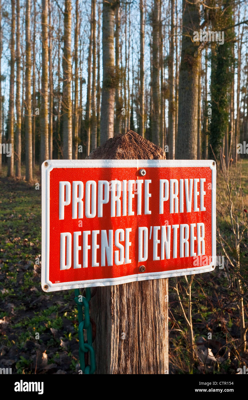 Französische Emaille-Schild "Propriete Privee / Défence d'Entrer"-Frankreich. Stockfoto