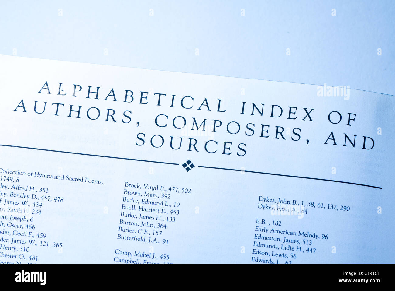 Alphabetischer Index der Autoren, Komponisten und Quellen in einem Gesangbuch. Stockfoto
