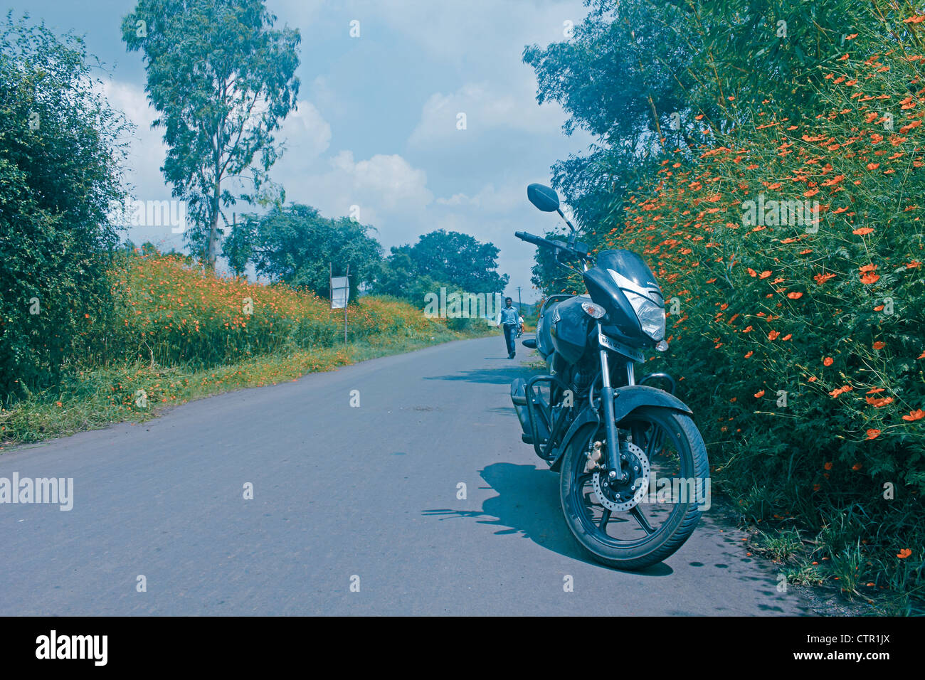 Motorrad Bike Cycle Laufwerk Indien Reise Maschine Motor Motorrad außerhalb macht mächtig Fahrt Road Sport Straßendorf im freien Stockfoto