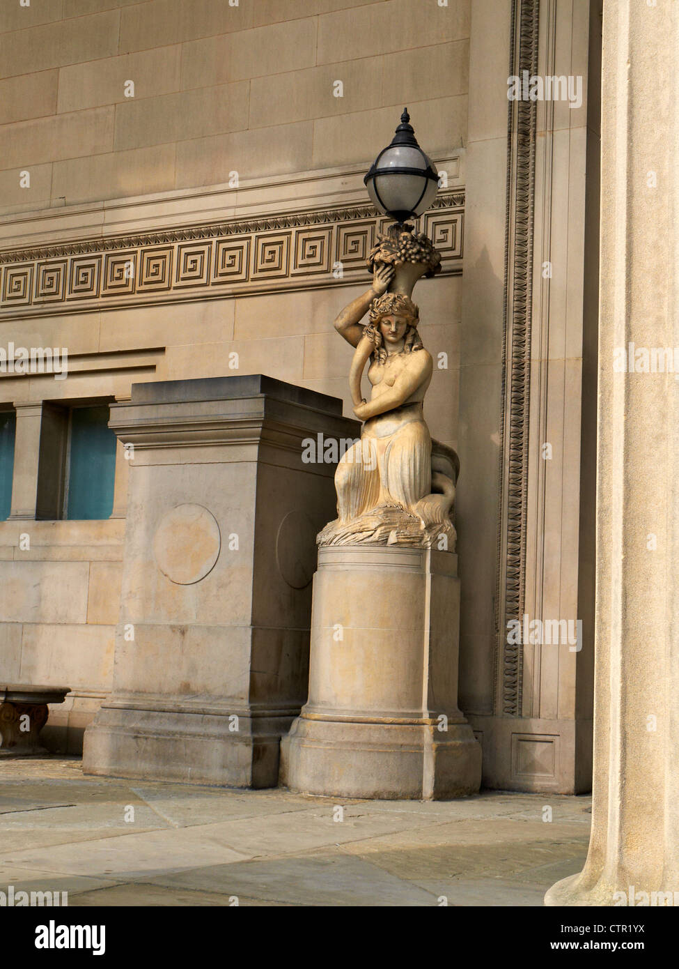 Statue hält einen Laternenpfahl in der St George Hall in Liverpool UK Stockfoto